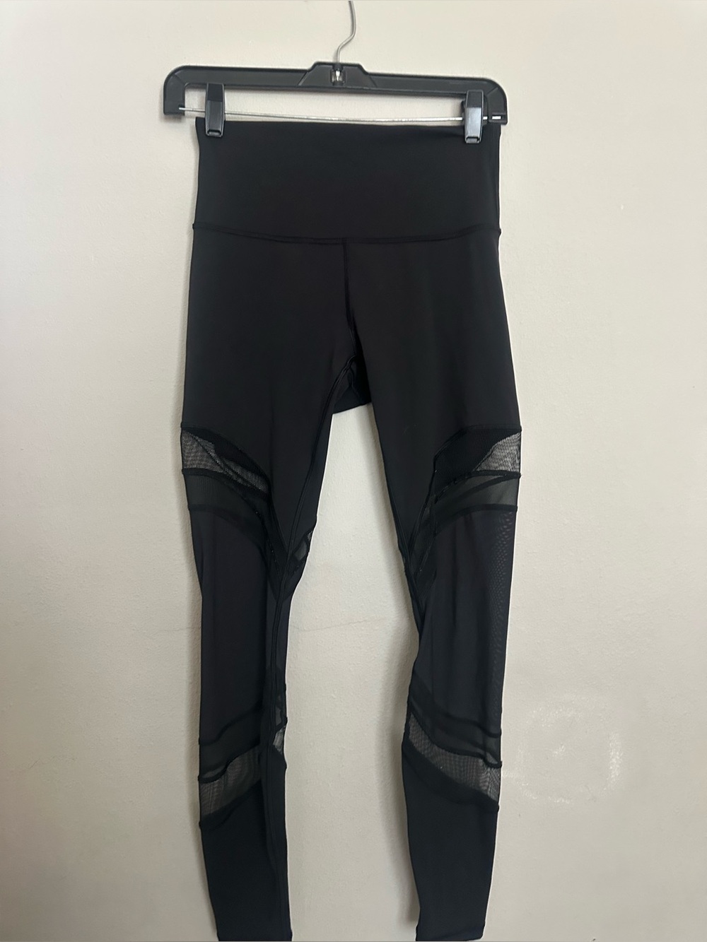Lululemon Black High-Rise Leggings with Mesh Inserts - Size 6